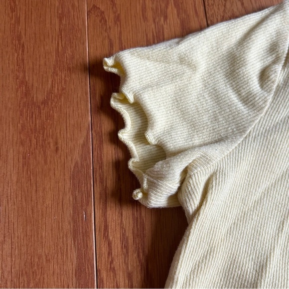 hollister womens xs Yellow T-Shirt crop Sunflower Embroidered ruffle new - Picture 2 of 7